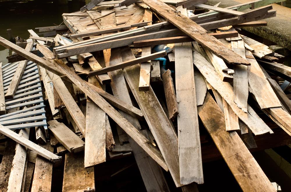 alte Holzmaterialien wie Bretter und Bauteile als Brennstoff für BHKW