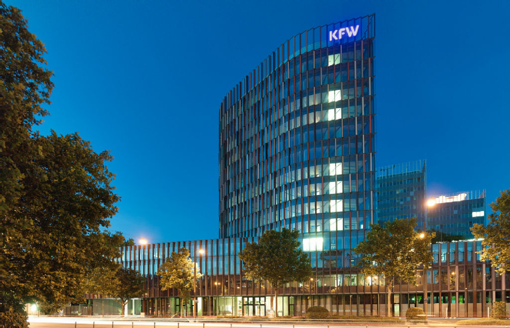KFW Bankgebäude am Abend Finanzielle Förderung Erneuerbare Energien